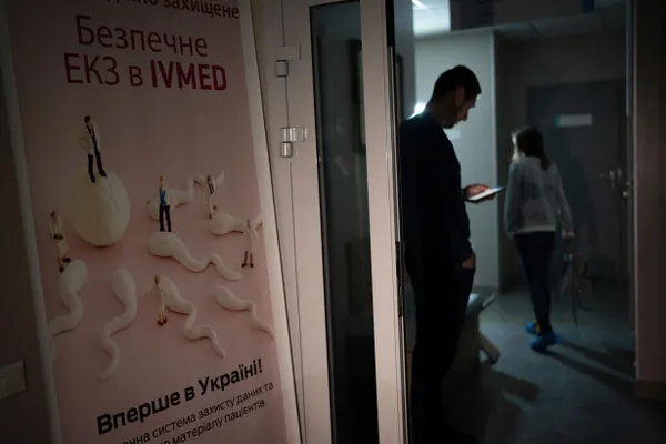 Поправки в закон о ветеранах предусматривают включение вспомогательных репродуктивных технологий, включая ЭКО, в программу бесплатной медпомощи для супруг и вдов участников боевых действий и женщин-ветеранов с инвалидностью.