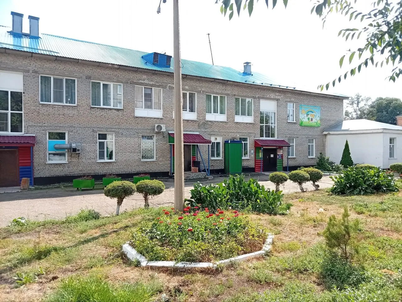 В Рубцовске Алтайского края планируют объединить детские сады «Ёлочка» и «Солнышко» с «Лучиком» и «Золотым ключиком». Депутат просил участвовать в оценке последствий реорганизации, но получил отказ от администрации.