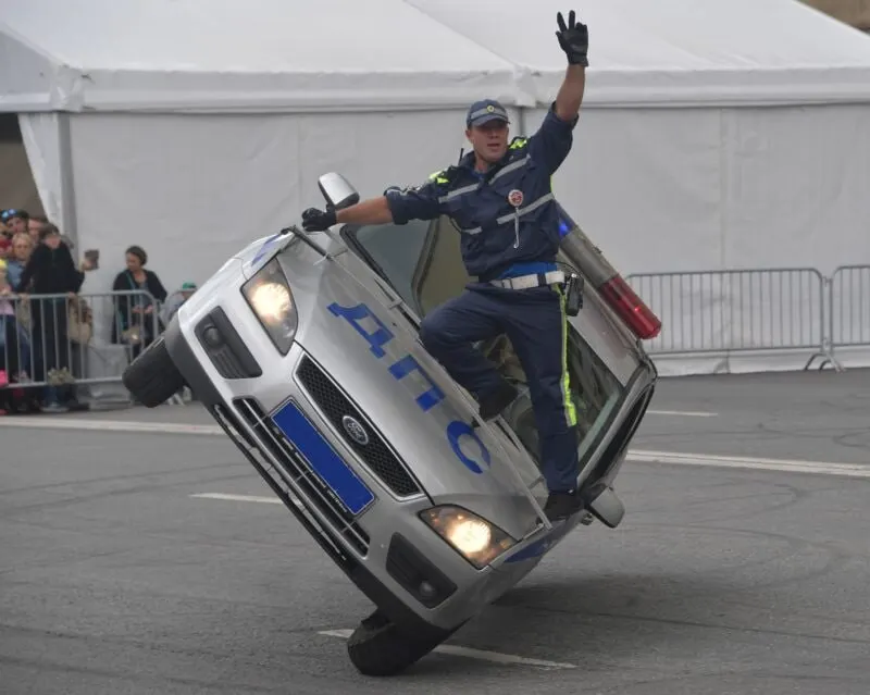 В Барнауле 20 июля несовершеннолетний, угнавший Toyota Corona Premio, проигнорировал требование ДПС остановиться и устроил опасную погоню: проезжал на красный свет и по тротуарам, после столкновения был задержан.