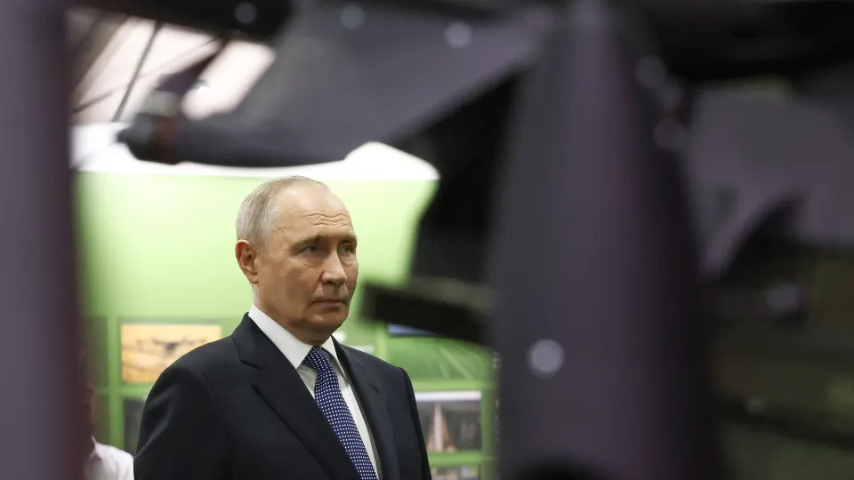 По словам президента, граждане добровольно направили около 70 млрд рублей через Общероссийский народный фронт; в то же время военные расходы страны растут и в первом квартале 2026 достигли рекордного уровня.
