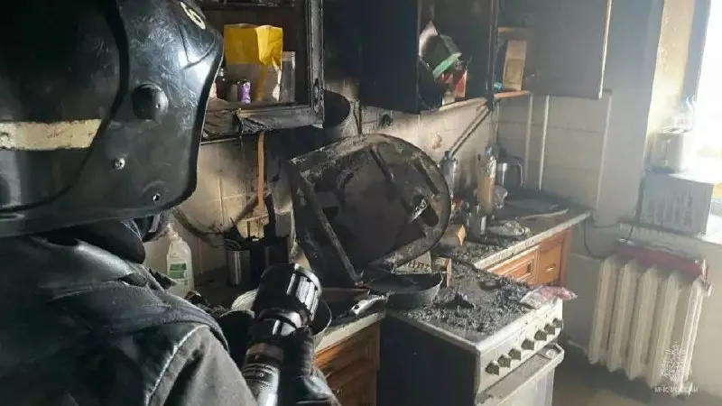 25 июля в квартире на пятом этаже на улице Крупской загорелась мебель; жильцов вывели, пострадавших нет.
