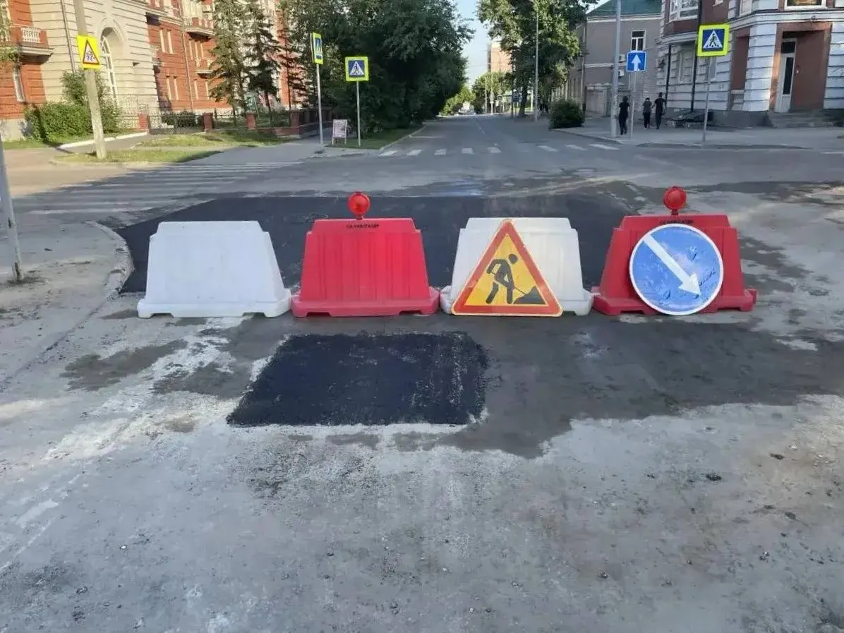 Заменили участок трубы диаметром 225 мм длиной 260 м, восстановили асфальт и благоустройство; движение по Социалистическому проспекту открыто.