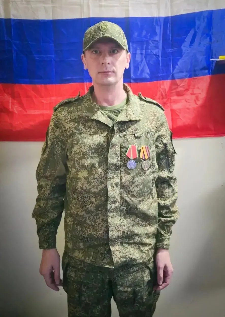 Анестезиолог‑реаниматолог Вадим Легостаев прошёл лечение и реабилитацию после тяжёлого ранения, вернулся на передовую и теперь руководит медицинской службой резервного батальона; за мужество награждён медалью Суворова.
