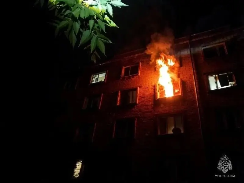 В ночь на 2 июля в многоквартирном доме в Новоалтайске на четвёртом этаже произошёл пожар площадью около 20 кв. м. Спасатели эвакуировали троих человек; ещё 37 жильцов, в том числе 10 детей, покинули здание самостоятельно. Пострадавших нет.