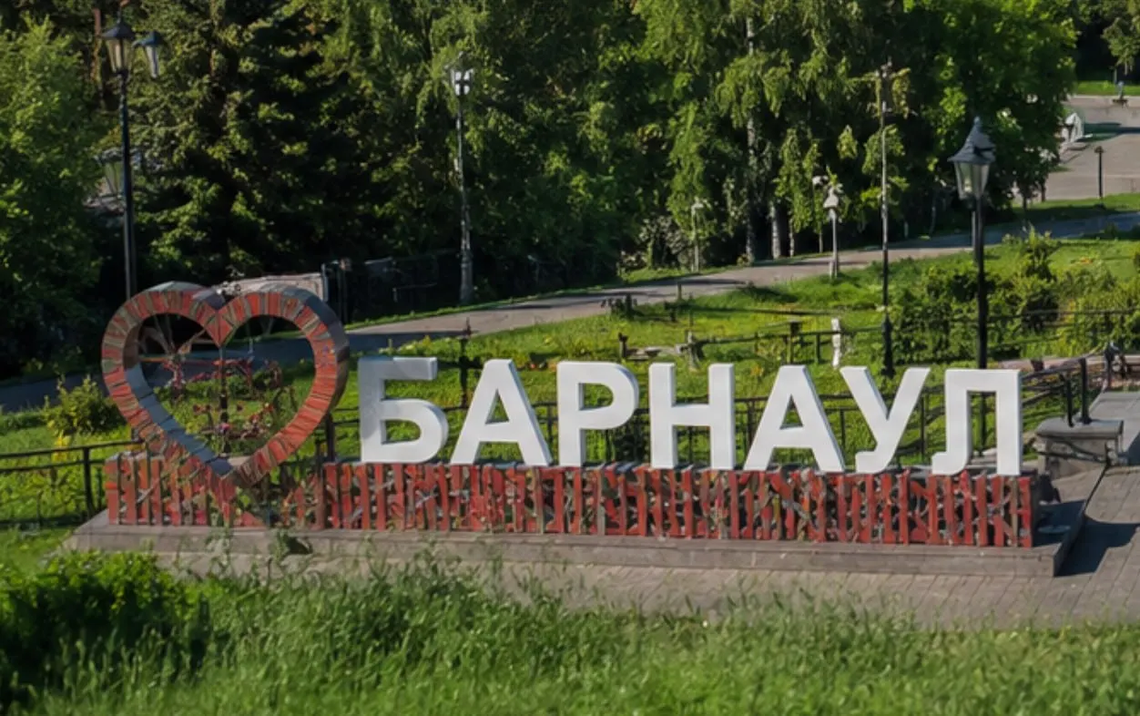 В июле средняя стоимость ночи в Барнауле составила 2 300 ₽ — это самый низкий показатель по России. В список доступных направлений также вошли Новоотрадное (Крым), Дедеркой и несколько других городов.