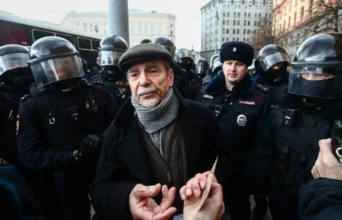 В Хорошевском суде Москвы началось заочное рассмотрение дела против 84‑летнего Льва Пономарёва. Обвинение просит 6,5 года колонии и запрет администрирования сайтов на 10 лет.