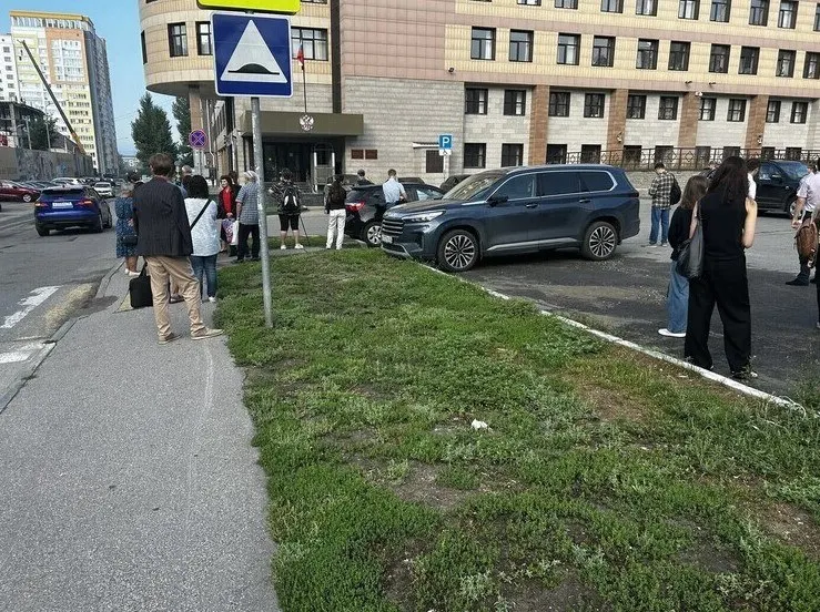 Сотрудников и посетителей вывели из здания, территорию оцепили силовики — эвакуация произошла накануне заседания по делу депутата АКЗС.