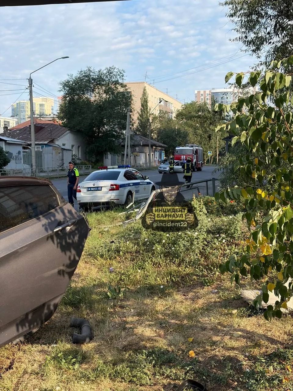 В центре Барнаула водитель такси внезапно потерял сознание: автомобиль столкнулся с другой машиной, пересёк встречную полосу и врезался в ограждение. На месте работали медики, полиция и пожарные, причины выясняют.