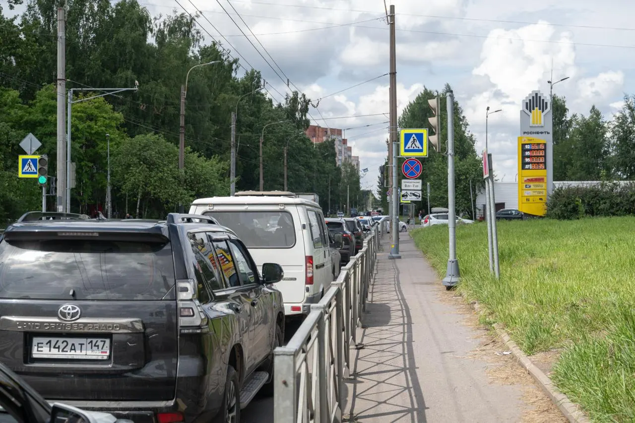 Проверка нескольких петербургских АЗС показала: в городе продолжают привозить бензин Евро‑5. Сотрудники заправок отмечают запасы и сомневаются, что скоро появится топливо с повышенным содержанием серы.