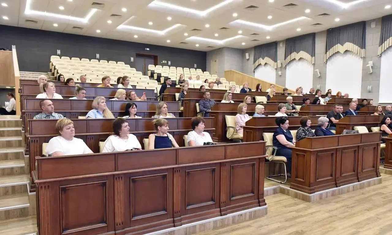 В администрации Барнаула прошла церемония, на которой 63 сотрудникам сферы торговли вручили краевые и городские награды. Руководство поблагодарило работников за вклад в развитие города и отметило важность отрасли для региона.