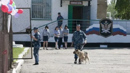 31‑летняя волонтёрка Надин Гейслер (Надежда Россинская), отбывающая срок в ИК‑6 Алтайского края, сообщает о нехватке медицинской помощи и просит прислать лекарства и стоматологическую помощь.