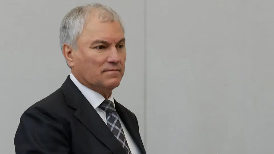 Спикер Госдумы выступил за приоритетное развитие городского электротранспорта, а глава транспортного комитета посоветовал водителям "потерпеть" из‑за очередей на АЗС. В то же время по всей стране введены ограничения на заправку, а производство бензина заметно сократилось.