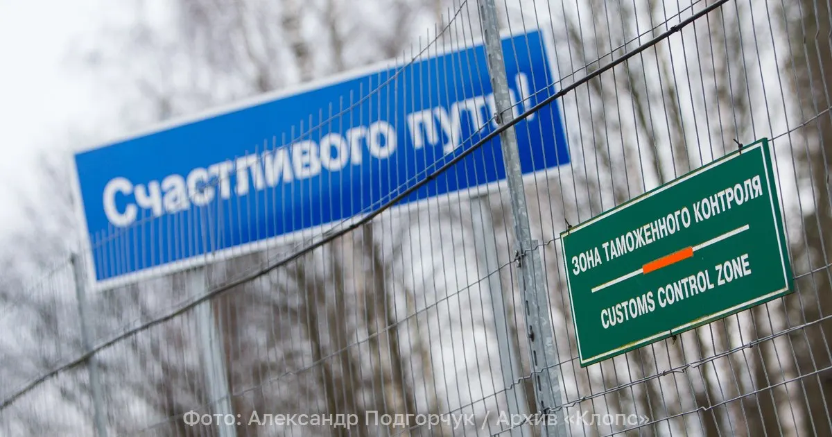 МИД РФ объявил двух дипломатов персонами non grata; иностранные дипломаты и их семьи должны покинуть Россию в течение 72 часов.