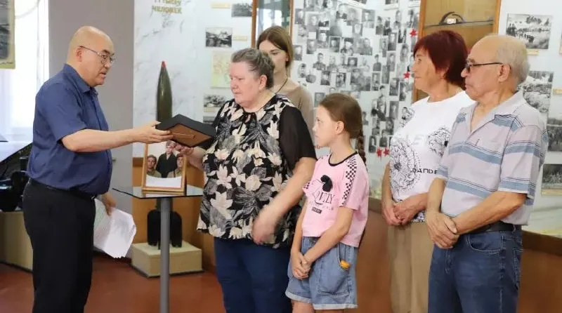 В Бийском краеведческом музее родственникам Ефима Беспалова передали найденный поисковиками смертный медальон, благодаря которому удалось установить имя бойца.