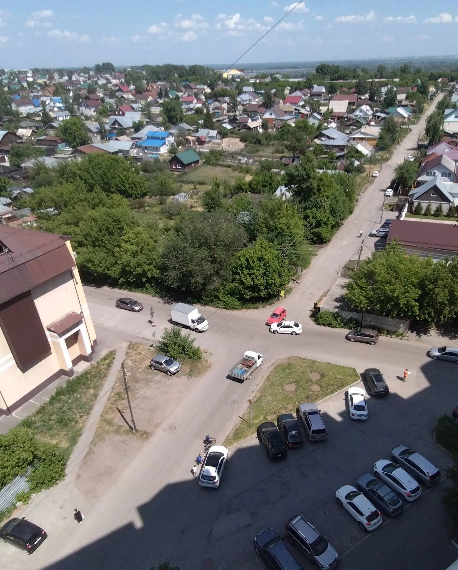На перекрёстке улицы Димитрова и переулка Трудового часто происходят аварии — по словам местных, плохая видимость из‑за расположения знаков и самовольно установленных гаражей создаёт угрозу. Обращения направлены в ГИБДД и администрацию района.