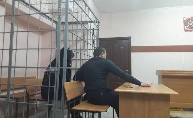 Мужчина подделал документы и оформив квартиру сначала на мать, затем на себя через МФЦ, продал жильё за 1,2 млн рублей. Суд приговорил его к пяти годам колонии и обязал полностью возместить ущерб.