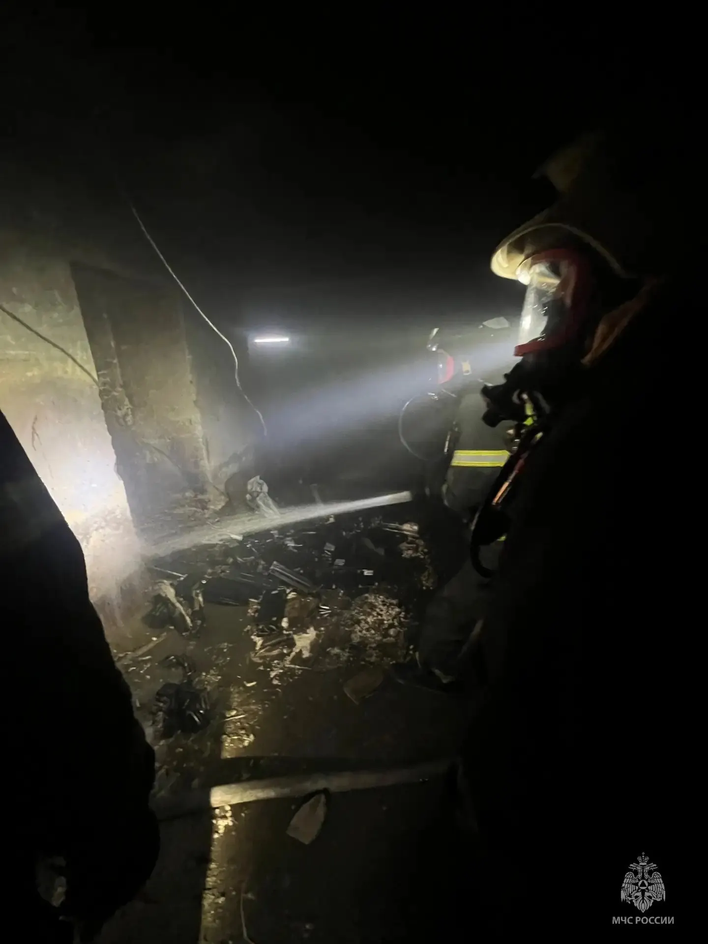 В подвале на проспекте Калинина загорелись аккумуляторы электросамокатов; спасатели эвакуировали десятерых человек и вывели ещё четверых, включая ребёнка.