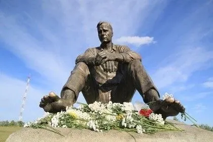 Всероссийский фестиваль памяти Василия Шукшина в юбилейный, 50-й раз проходит в Алтайском крае. Главные мероприятия состоятся 25 июля на горе Пикет в селе Сростки — на родине писателя.