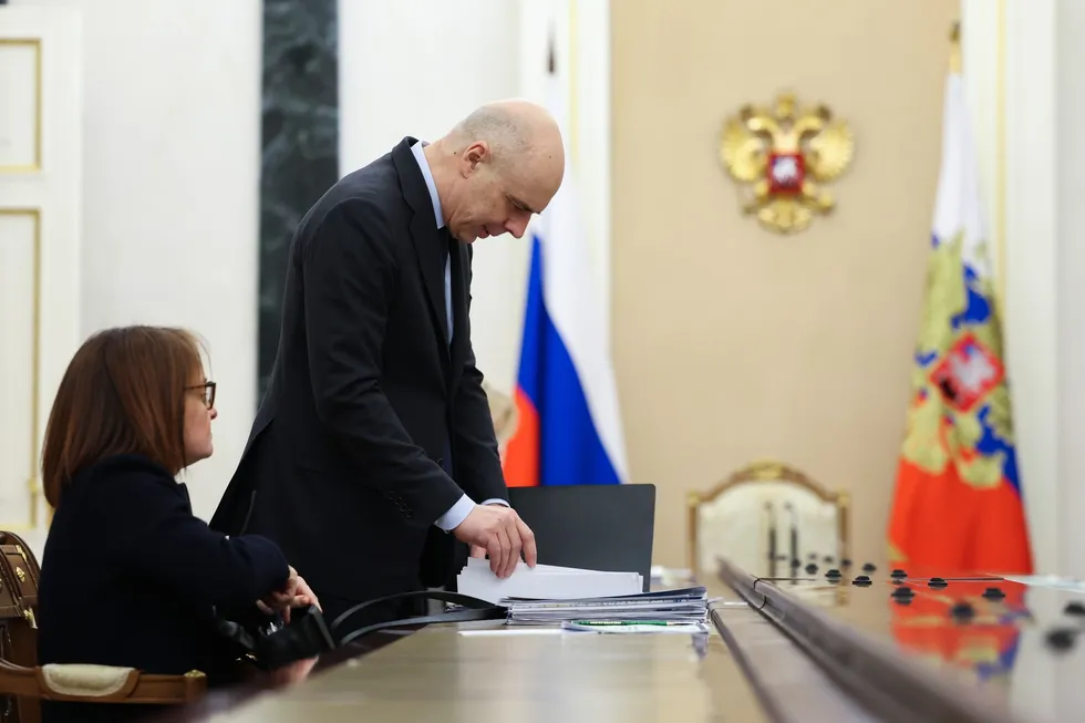 Госдума наделила Минфин правом оперативно увеличивать расходы и госдолг без обычного парламентского контроля. Это облегчает закрытие кассовых разрывов, но повышает системные риски — инфляцию, долговую нагрузку и неопределённость для бизнеса.