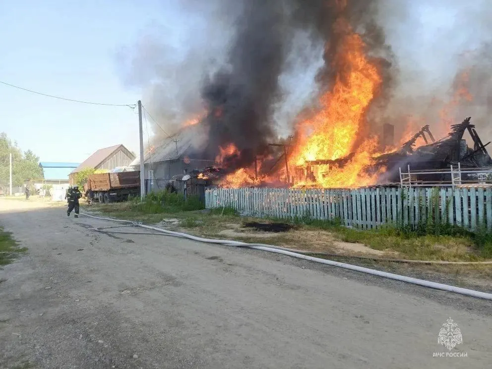 В частном секторе Барнаула в районе Затона произошёл пожар на площади около 300 м². Пожарные оперативно ликвидировали возгорание, пострадавших нет, предварительная причина — нарушение правил при электрогазосварочных работах.