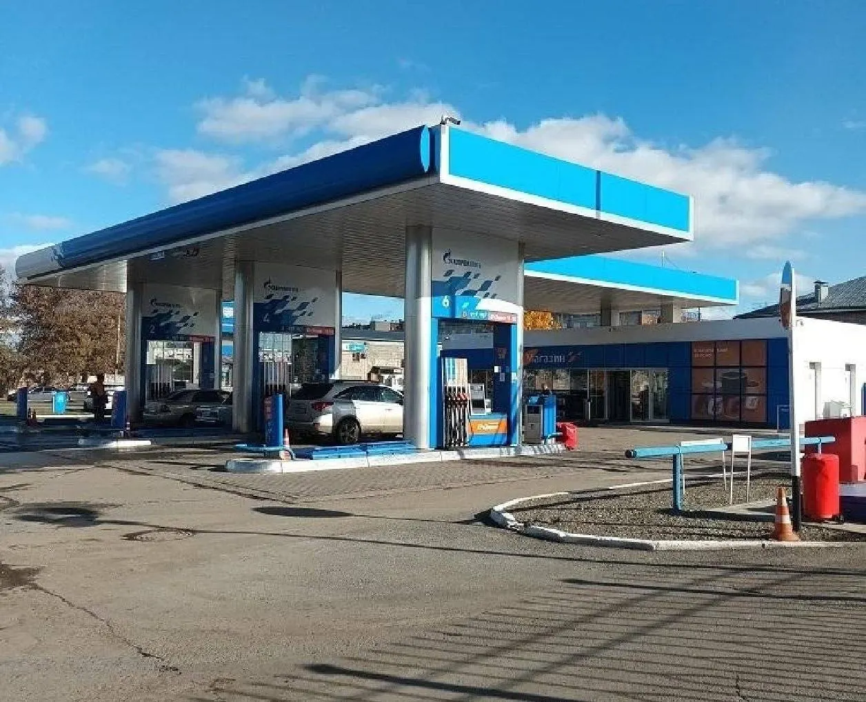 В Барнауле определили три автозаправочные станции для обслуживания городских служб: заправка будет проходить в строго отведённые часы, на местах будут дежурить дружинники и волонтёры.