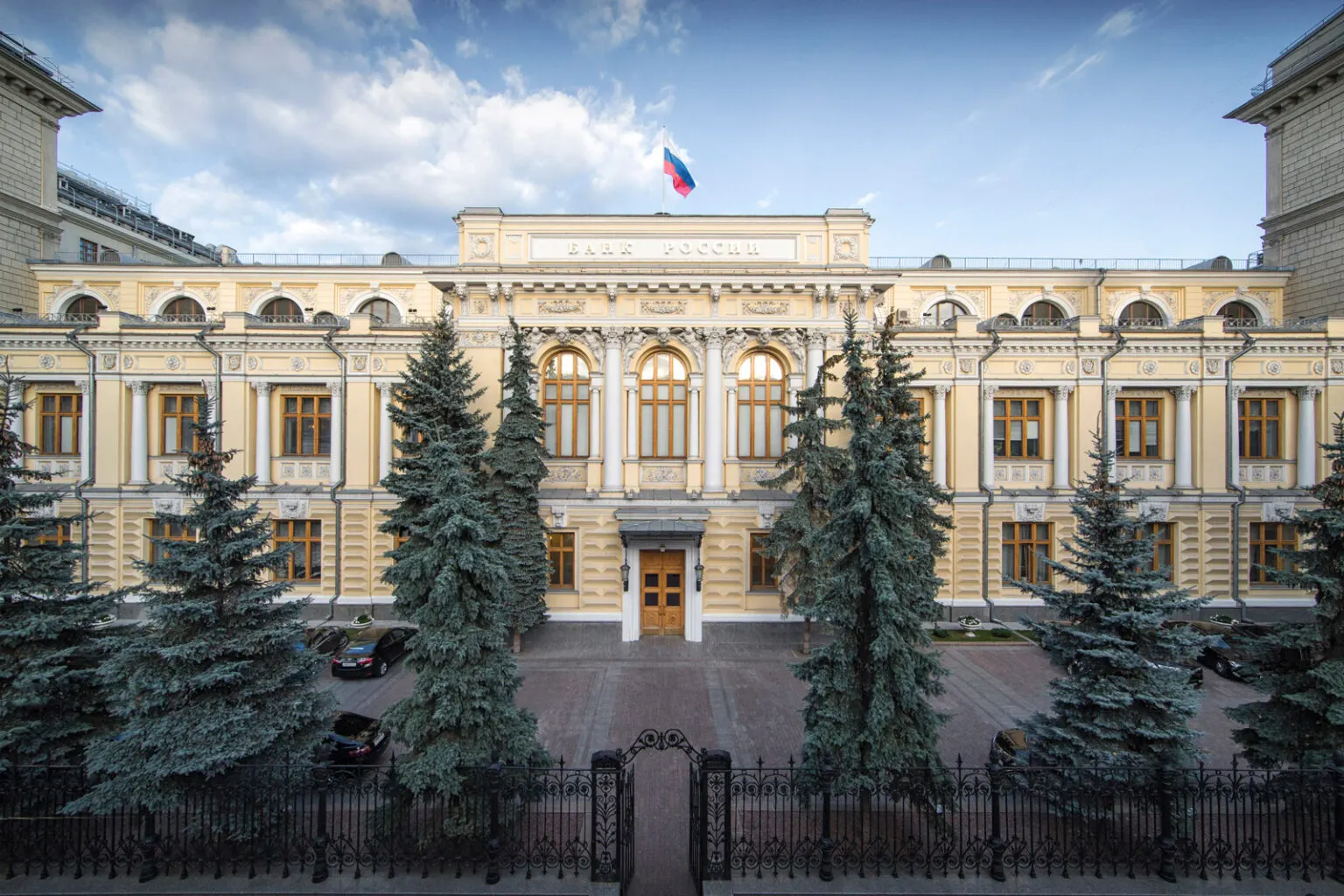Центробанк пересмотрел среднесрочный прогноз: рост экономики в 2026 году теперь оценивается в 0–1%, инфляция — в 6–7%. Регулятор связывает ухудшение ожиданий с ухудшением внешних условий, ростом цен на топливо и давлением на госфинансы.