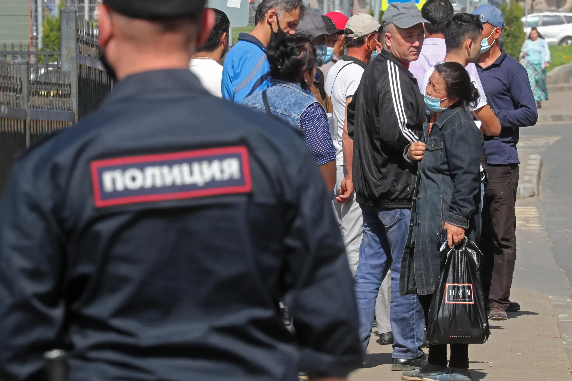 Правительство подготовило поправки к законопроекту об обязательной депортации иностранцев. В список оснований для безальтернативного выдворения хотят включить дискриминацию и неповиновение законному требованию пограничника.