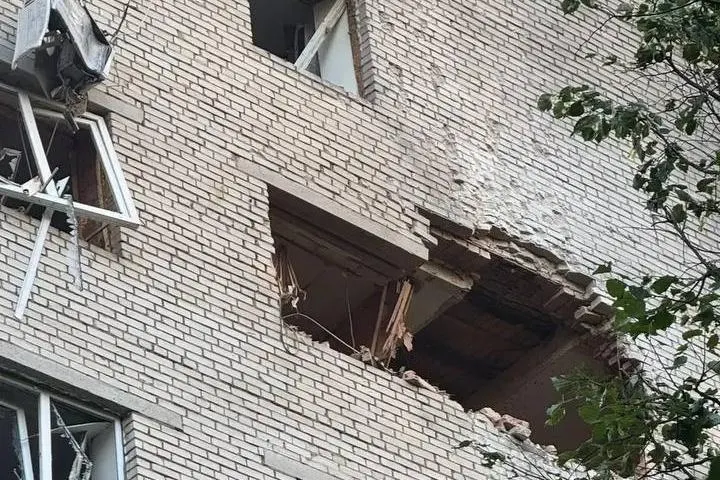 Ночью 13 июля в поселке Пионерский Истринского округа один из дронов упал — три человека погибли, ещё пять получили ранения, также загорелись пять частных домов, сообщил губернатор Московской области.