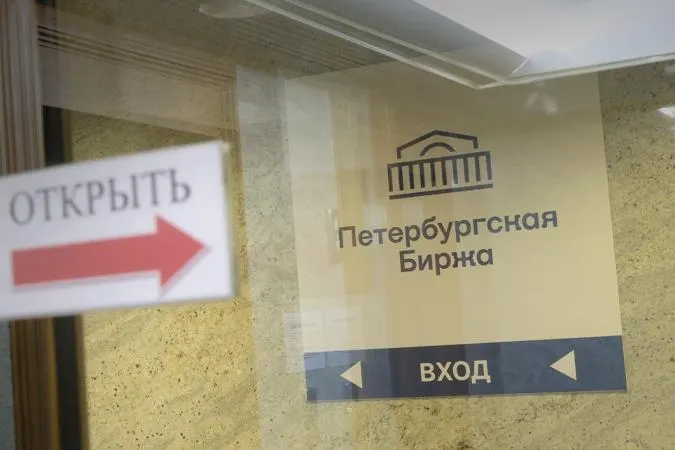 Биржа запретит закупать бензин только для последующей перепродажи — покупки будут возможны для собственных нужд или для поставки заранее указанному конечному потребителю. Новые правила вводят на фоне сокращения поставок и падения объёмов торгов.
