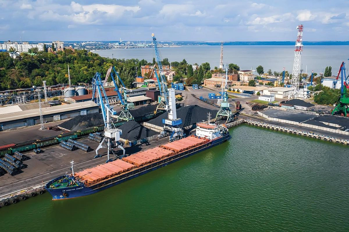 Власти предложили субсидировать железнодорожные перевозки зерна из Ростовской области в порты Черного и Балтийского морей после остановки отгрузок из портов Азовского моря из‑за угрозы беспилотников.
