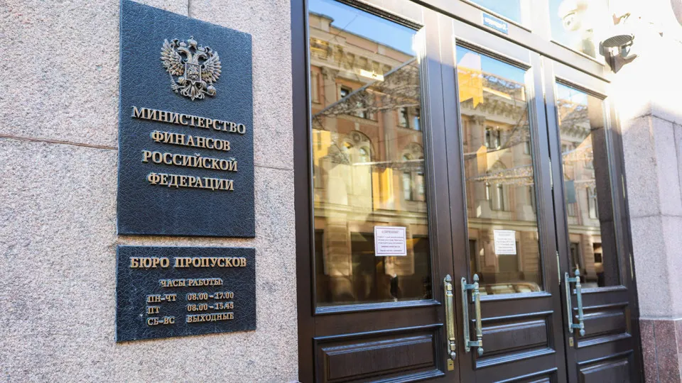 После 2022 года бюджет России перешёл к устойчиво дефицитной модели: госдолг быстро растёт, процентные расходы удвоились и грозят съесть значительную часть бюджета. Эксперты предлагают установить предельный уровень долга и предупредительный ориентир.