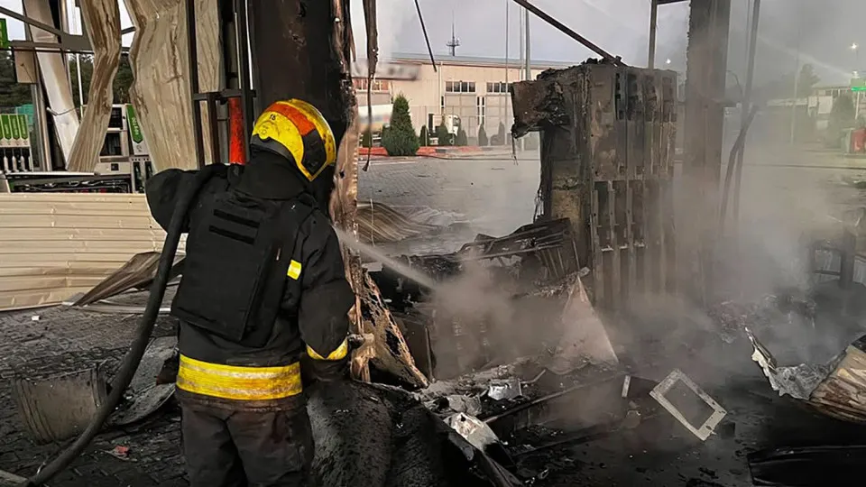 Ночью 1 июля беспилотники поразили объекты в Днепропетровской области, есть погибшие и раненые. Одновременно в России сохраняется дефицит топлива, резкий рост цен и экстренный импорт.