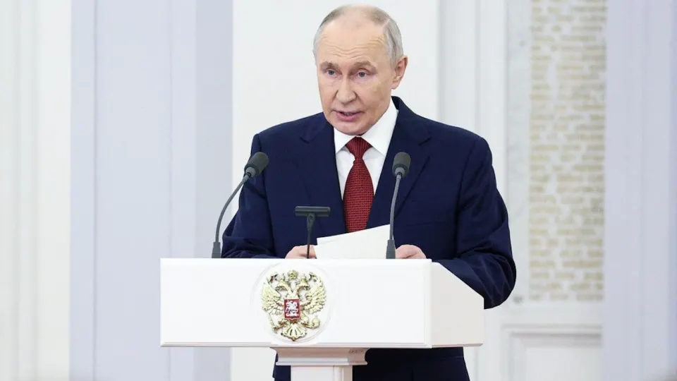 Президент заявил, что приоритет бюджета — оборона и безопасность; военные траты могут существенно превысить план и уже обошлись налогоплательщикам в десятки триллионов рублей, что сужает возможности финансирования социальных программ и увеличивает дефицит.