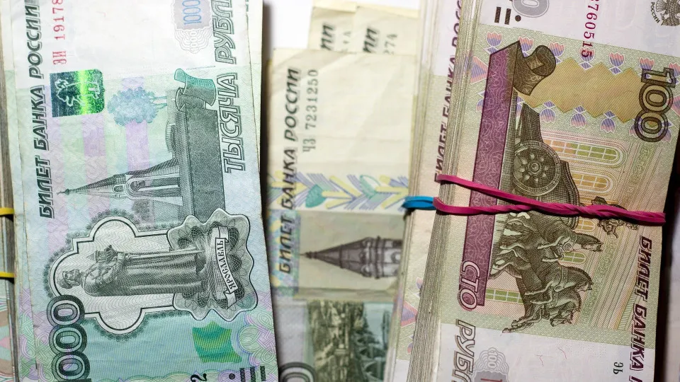 В первые две недели июля объём наличных в обращении резко вырос, что сопровождается ростом заимствований банков у Центробанка и увеличением доли проблемных кредитов. Экономисты предупреждают о риске усиления нестабильности банковской системы при дальнейшем оттоке средств.