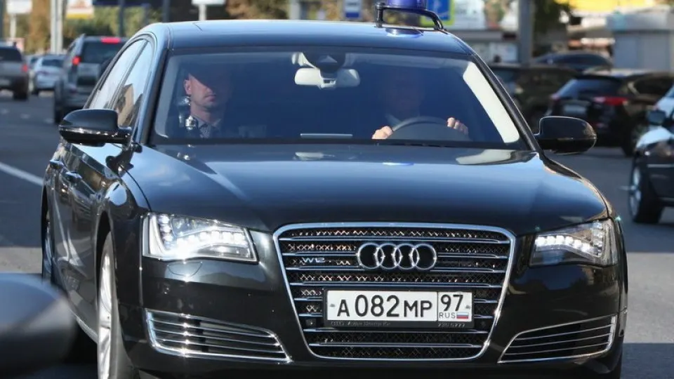 На фоне общенационального топливного кризиса в нескольких регионах автозаправки обслуживают в первую очередь госслужбы и спецтранспорт; введены лимиты на продажу, очереди растут, а переработка нефти упала до многолетнего минимума.