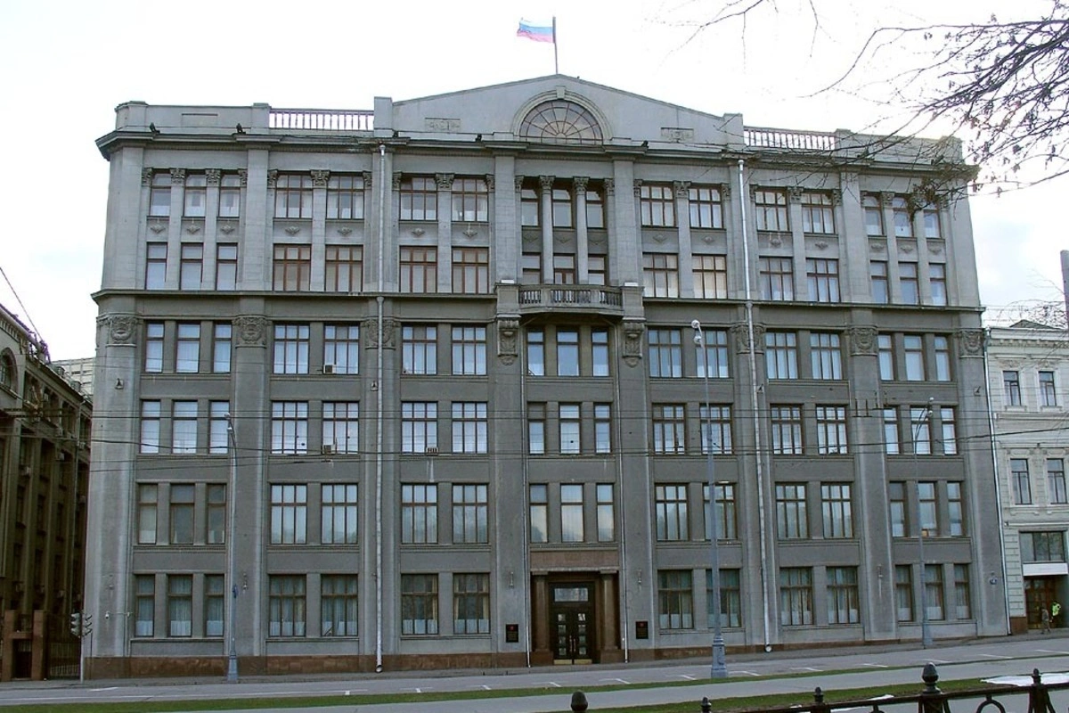 Администрация президента рекомендовала крупным подконтрольным СМИ и телеграм‑каналам перестать публиковать фото и видео последствий ударов ВСУ по российской территории и активнее демонстрировать результаты ответных ударов. Рекомендация, по словам источников, поступила в июне; многие каналы уже ограничили публикации и удалили материалы. В элитах обсуждают и идею уголовной ответственности за такие публикации, а официальный представитель Кремля положительно оценил результаты ударов по Украине.