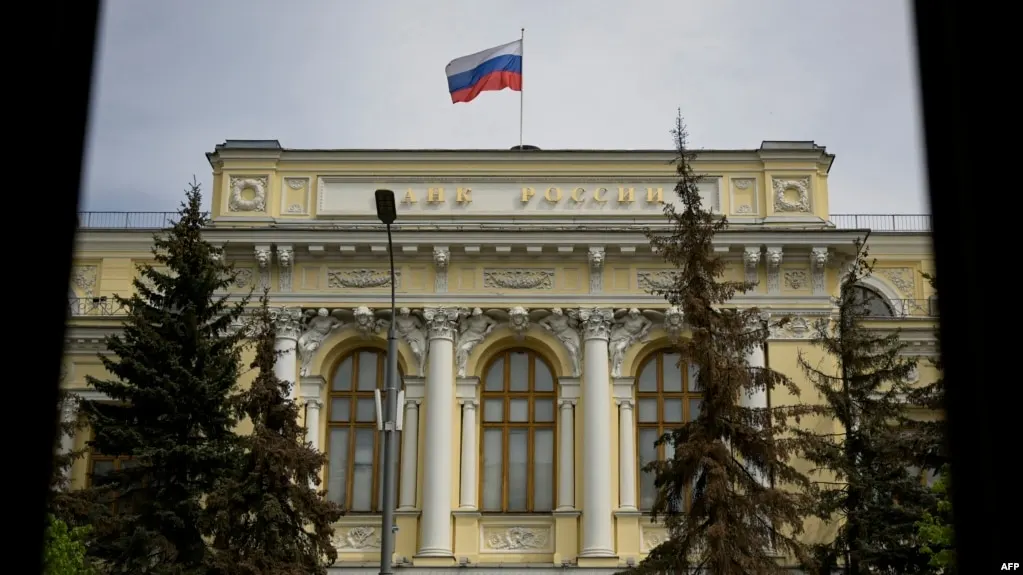 ЦБ России включил в перечень криптоактивы Bitcoin, Ethereum и USDT для публичной торговли на биржах; введены лимиты и требования к инвесторам.