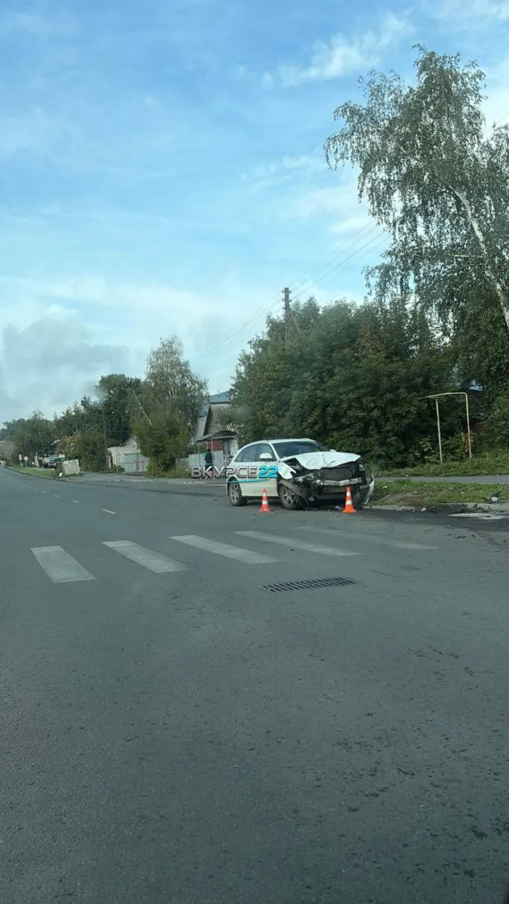 Две машины столкнулись на перекрёстке в Барнауле. Пострадавших нет; на месте работают полицейские.