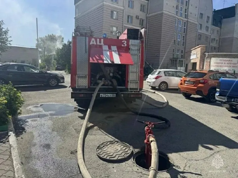 Площадь возгорания составила около 10 кв. м; пострадавших нет; на месте работали 13 пожарных и 4 единицы техники.