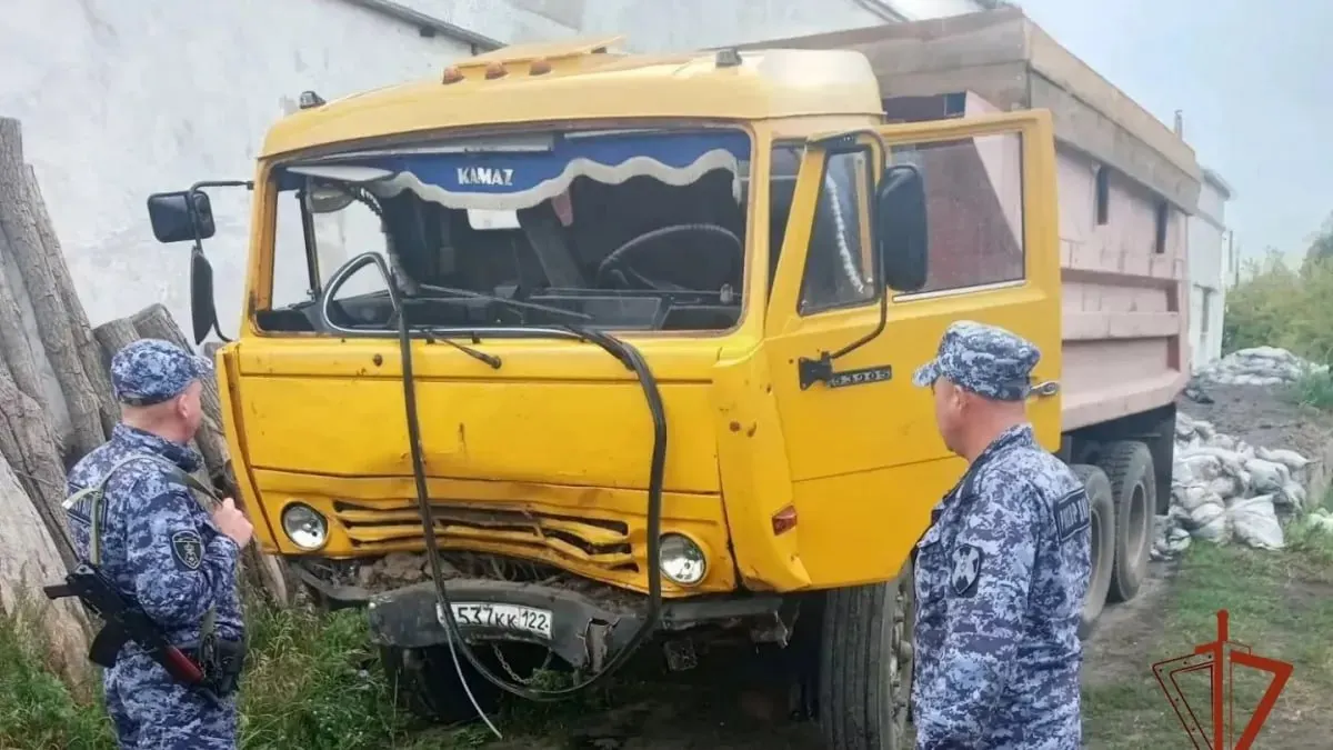 Подозреваемого задержали в Мамонтовском районе после угона КамАЗа с базы; по данным следствия, грузовик опрокинулся на пути к соседнему селу, расследование продолжается.