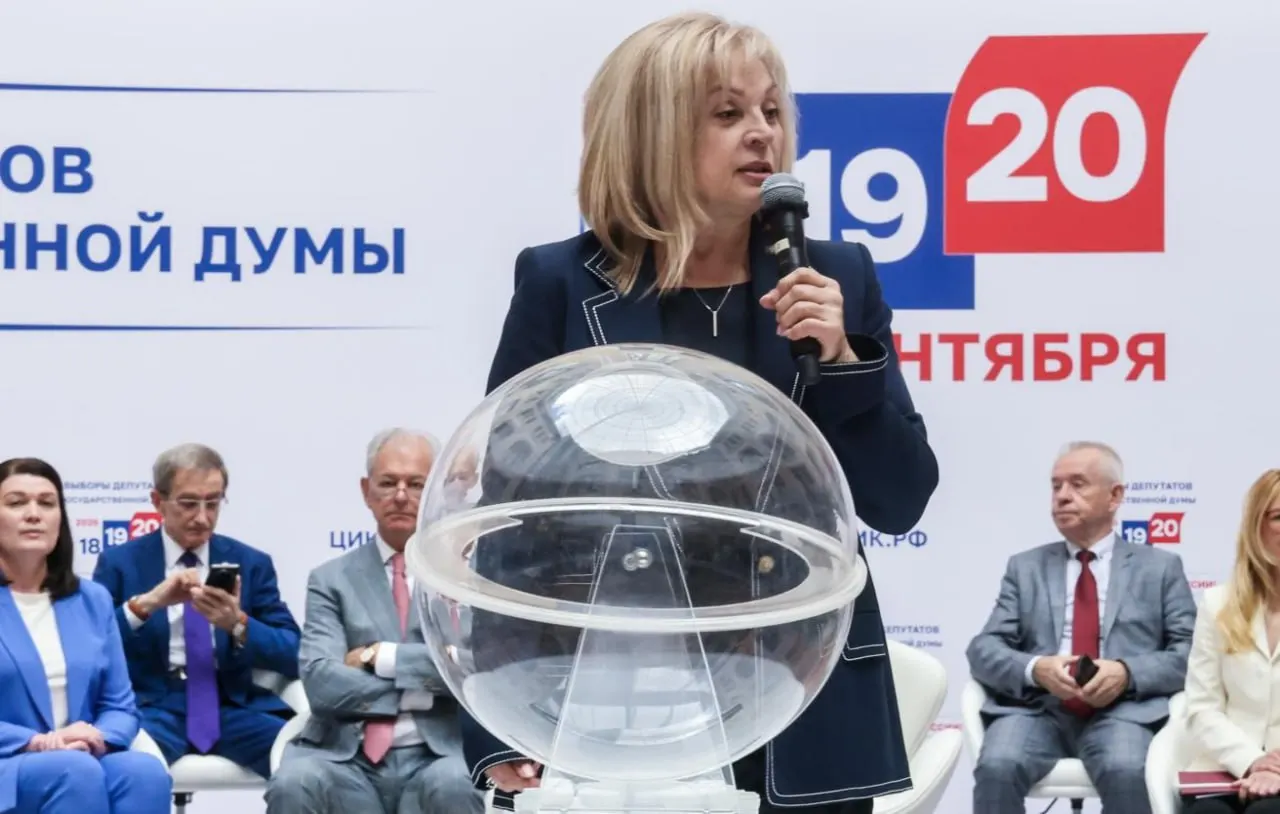 Аналитик Аркадий Любарев исследовал влияние жеребьёвки на распределение мест в бюллетенях и отметил региональные различия в последние годы.
