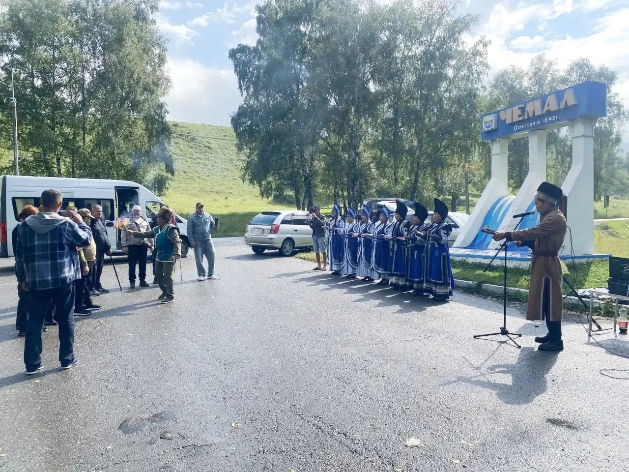 Новая группа военнослужащих из Луганской Народной Республики прибывает в Чемальскую районную больницу на курс реабилитации, встречу сопровождают представители культуры и местный обряд благословения.