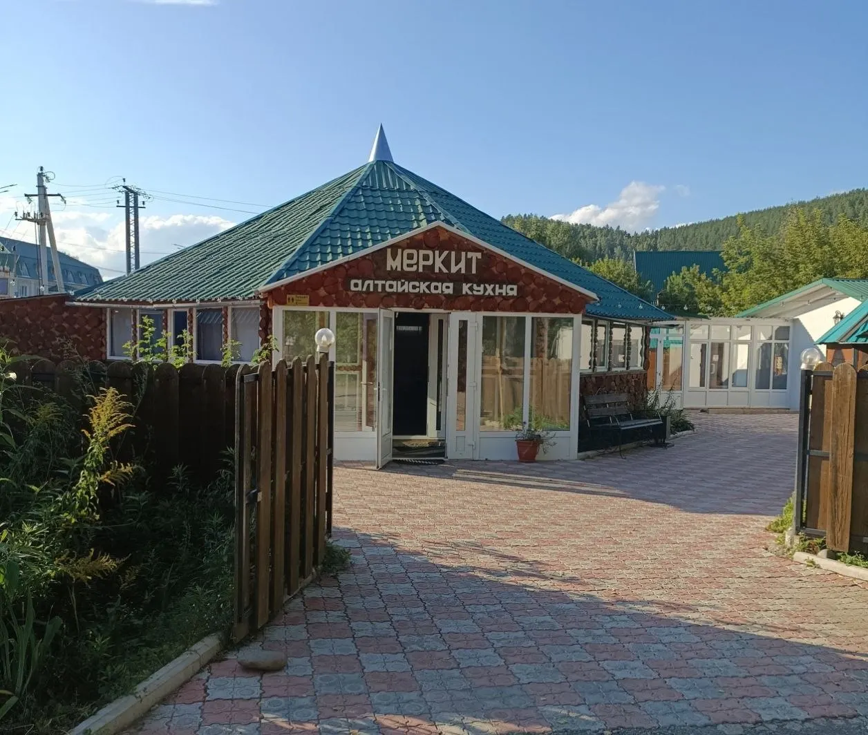После проверки Роспотребнадзора кафе «Меркит» в Рыбалке закрыли на 45 суток из‑за нарушений санитарных требований, включая отсутствие медицинских книжек у сотрудников и несоблюдение условий хранения продукции.