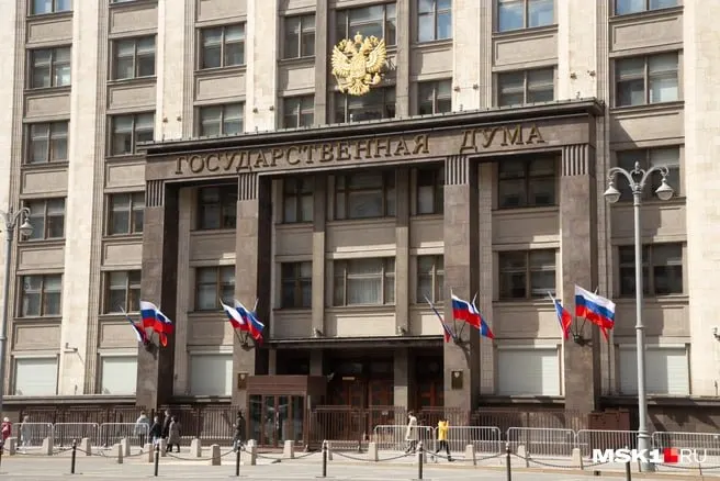 В материалах указано, что за прошлый год губернатор Кемеровской области заработал более 10 млн рублей и владеет двумя квартирами в Калининградской области; также освещается багаж других кузбасских кандидатов перед выборами в парламент.