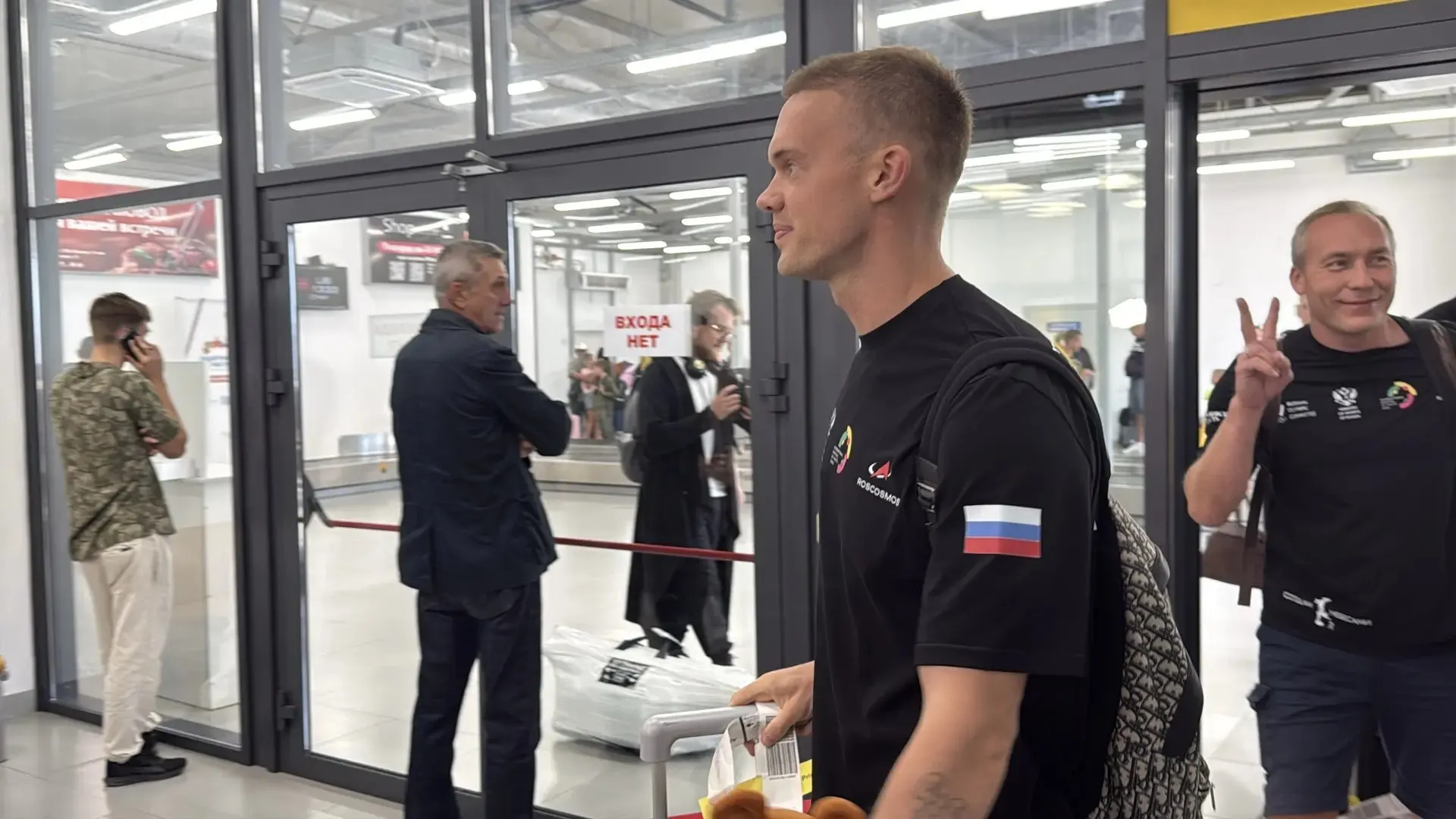 Пилот аэростата и парашютист вместе с командой приближаются к завершению подготовки к рекордному прыжку на высоте 11-12 тысяч метров, выше нынешнего мирового рекорда.