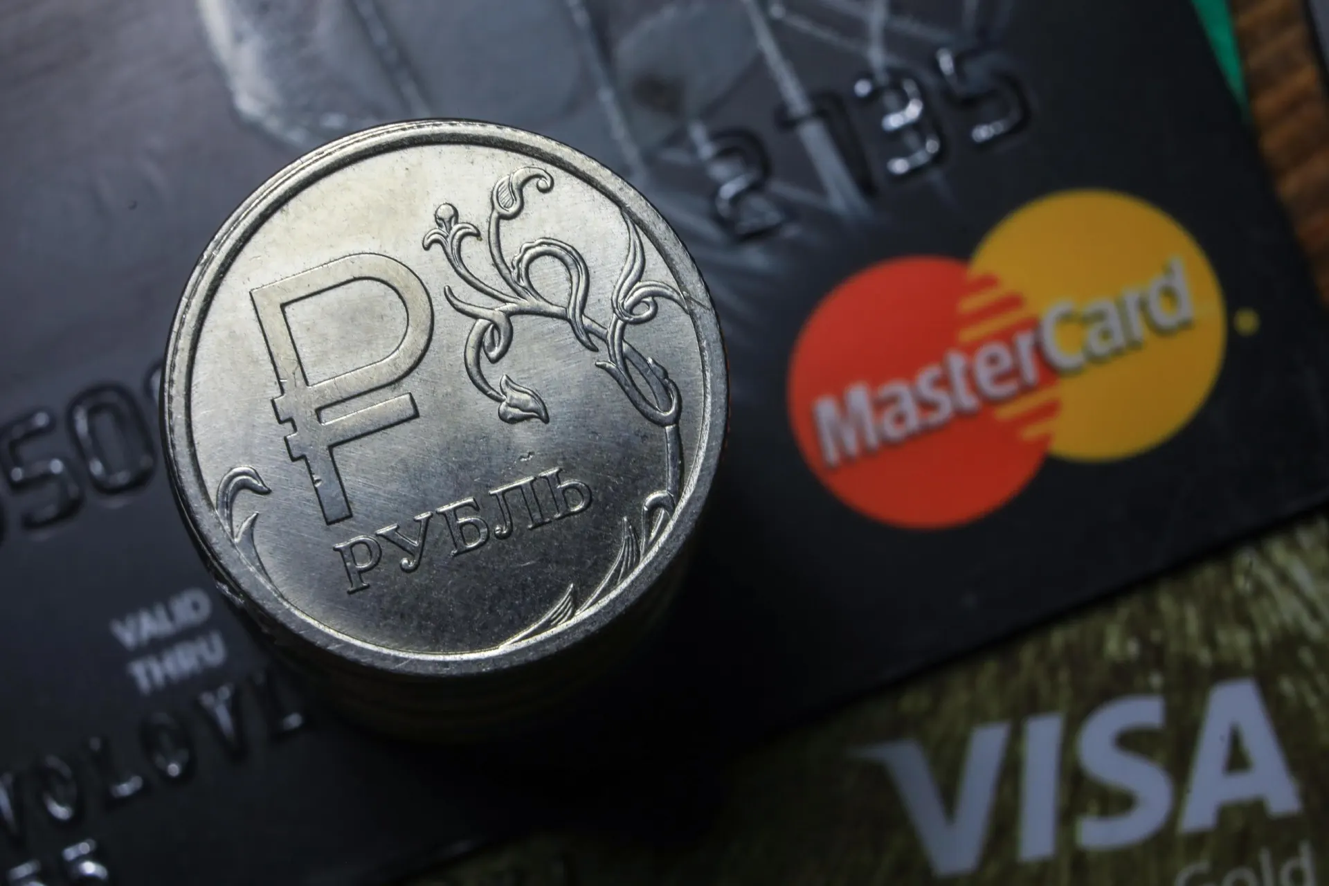 По всей России возникают перебои при оплате картами Visa и Mastercard и через СБП.