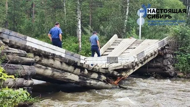 В селе Каракол Чемальского района обрушился один из трёх мостов через реку Элекмонар; второй мост в аварийном состоянии, остаётся единственный переход под контролем администрации. Пока планируется временный объезд, решение по маршруту примут 5 августа.