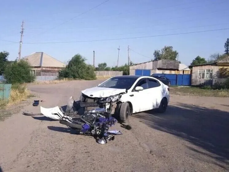На дорогах Алтайского края произошло столкновение мотоцикла с автомобилем Kia Rio на нерегулируемом перекрестке; пострадали несовершеннолетний водитель и другой мотоциклист.