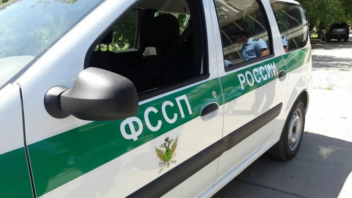 Судебный пристав вовремя принял меры во время жары: вывел пенсионера в тень, вызвал скорую и остался до приезда медиков. Пенсионер госпитализирован, служебные обязанности продолжились.