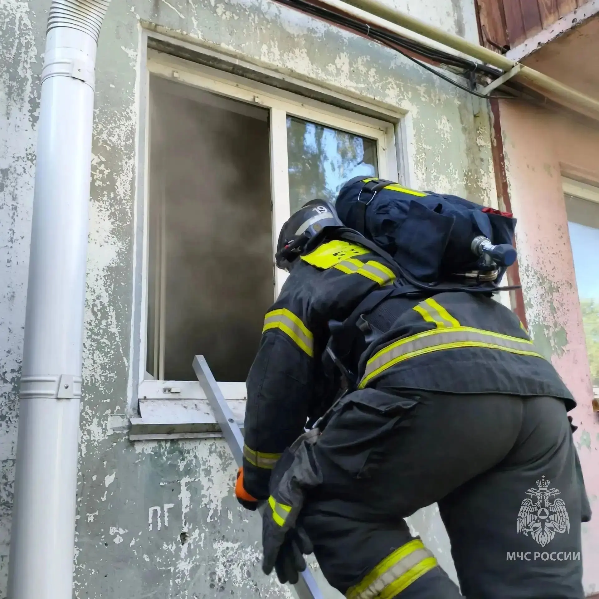 В квартире на первом этаже загорелась мебель. Площадь пожара — около 5 кв.м. Эвакуированы восемь человек, пострадавших нет. Предварительная причина — неосторожность при курении.